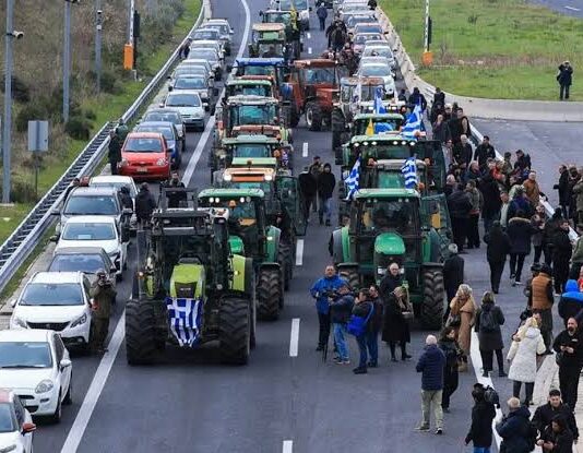 YUNANİSTAN’DA ÇİFTÇİLER YOL KAPATMA KARARI ALDI
