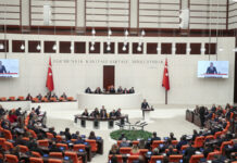 CHP GENEL BAŞKANI ÖZGÜR ÖZEL TBMM’DEKİ 23 NİSAN RESEPSİYONUNDA KONUŞTU ÖZGÜR ÖZEL'İN TBMM'DEKİ 23 NİSAN RESEPSİYONU KONUŞMASI SIRASINDAKİ FOTOĞRAFI