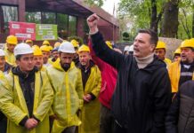 ERKAN BAŞ MADEN İŞÇİLERİNİN YAPTIĞI EYLEME KATILARAK İŞÇİLERİN MÜCADELESİNE DESTEK OLDU ERKAN BAŞ MADEN İŞÇİLERİNE DESTEK OLURKEN ÇEKİLEN FOTOĞRAF