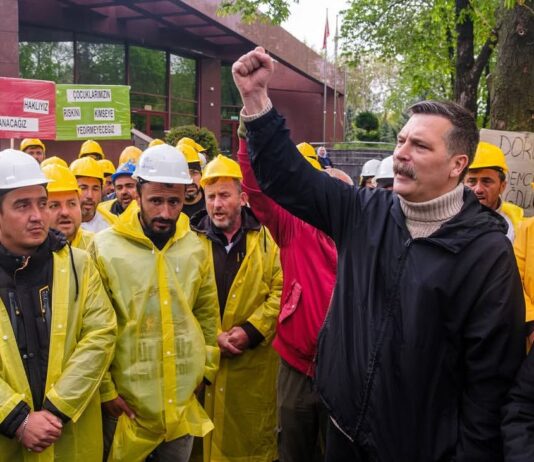 ERKAN BAŞ MADEN İŞÇİLERİNİN YAPTIĞI EYLEME KATILARAK İŞÇİLERİN MÜCADELESİNE DESTEK OLDU ERKAN BAŞ MADEN İŞÇİLERİNE DESTEK OLURKEN ÇEKİLEN FOTOĞRAF