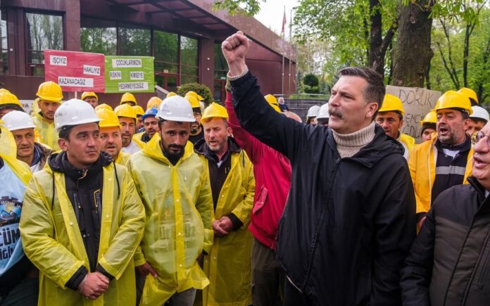 ERKAN BAŞ MADEN İŞÇİLERİNE DESTEK OLURKEN ÇEKİLEN FOTOĞRAF