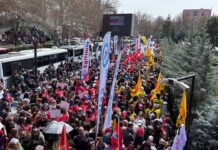 ANKARA’DA ÖĞRETMENLER EYLEM DÜZENLEDİ: POLİS BARİKATI AŞILDI ANKARADA'Kİ ÖĞRETMEN YÜRÜYÜŞÜ