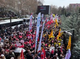 ANKARA’DA ÖĞRETMENLER EYLEM DÜZENLEDİ: POLİS BARİKATI AŞILDI ANKARADA'Kİ ÖĞRETMEN YÜRÜYÜŞÜ