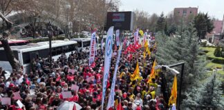 ANKARA’DA ÖĞRETMENLER EYLEM DÜZENLEDİ: POLİS BARİKATI AŞILDI ANKARADA'Kİ ÖĞRETMEN YÜRÜYÜŞÜ