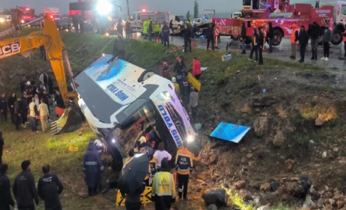 MALATYA'DA DEVRİLEN YOLCU OTOBÜS GÖRSELİ