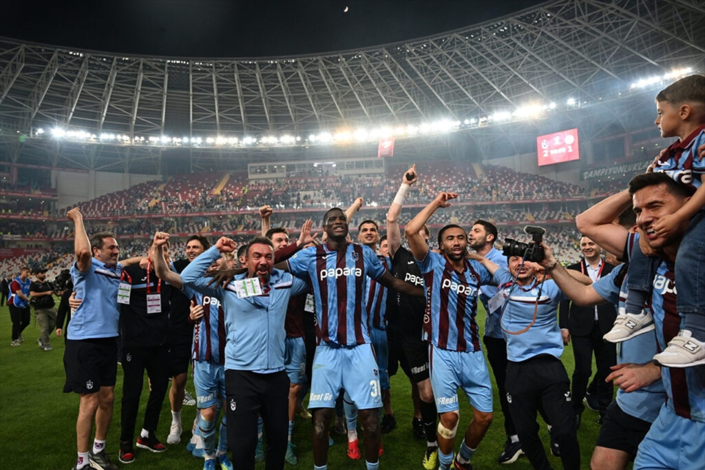 FİNALİ KAZANAN TRABZSONSPOR KUTLAMA GÖRSELİ
