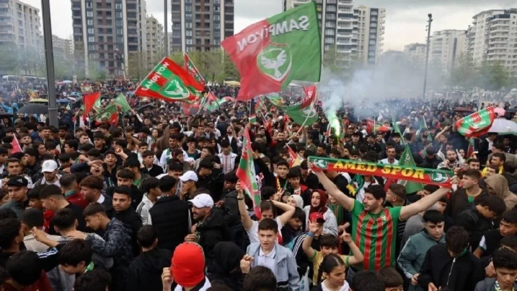 16 YIL SONRA İLK DEFA BİR DİYARBAKIR TEMSİLCİSİNİN SÜPER LİG'E ÇIKMASINI KUTLAYAN AMEDSPORLU TARAFTARLAR GÖRSELİ
