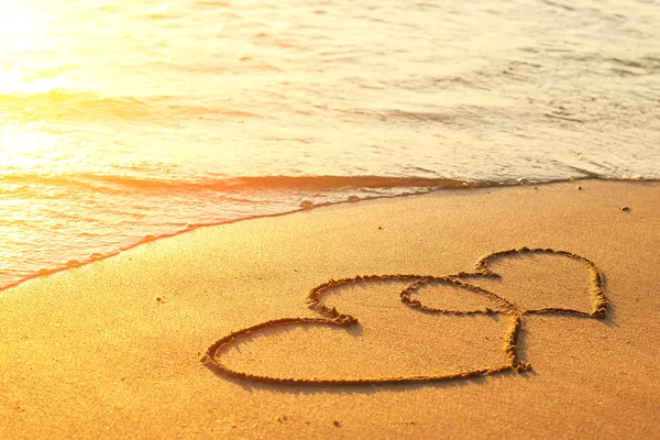 depositphotos_19355259-stock-photo-hearts-drawn-on-the-sand AŞK GÖRSELİ