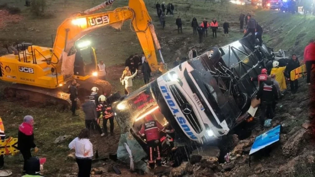 MALATYA'DA DEVRİLEN YOLCU OTOBÜSÜ GÖRSELİ
