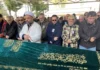79 YAŞINDA HAYATINI KAYBEDEN TÜLAY ÖZER SON YOLCULUĞUNA UĞURLANDI TÜLAY ÖZER CENAZE GÖRSELİ