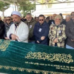 79 YAŞINDA HAYATINI KAYBEDEN TÜLAY ÖZER SON YOLCULUĞUNA UĞURLANDI TÜLAY ÖZER CENAZE GÖRSELİ