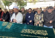 79 YAŞINDA HAYATINI KAYBEDEN TÜLAY ÖZER SON YOLCULUĞUNA UĞURLANDI TÜLAY ÖZER CENAZE GÖRSELİ