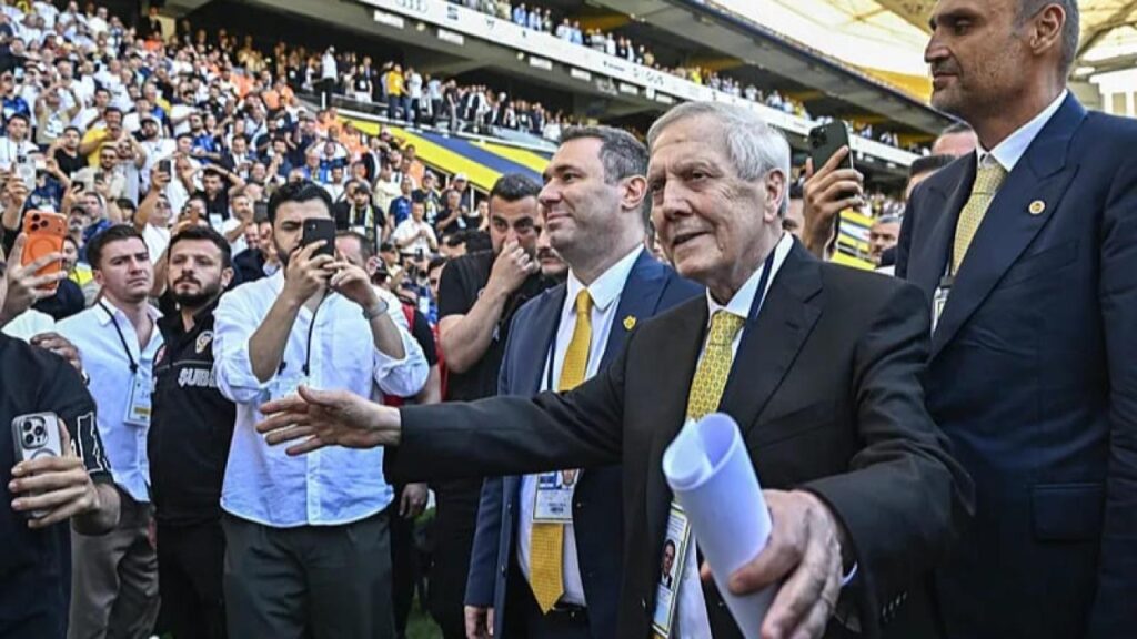 AZİZ YILDIRIM VE ONU DESTEKLEYEN FENERBAHÇELİLERİN GÖRSELİ
